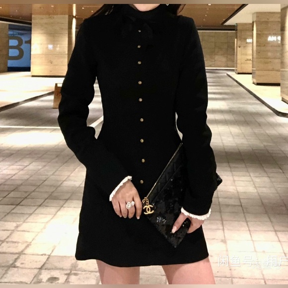 Designer Chic Black Velvet-Trim Mini/Midi Dress with Lace Cuffs & Lapel Collar - Picture 2 of 3